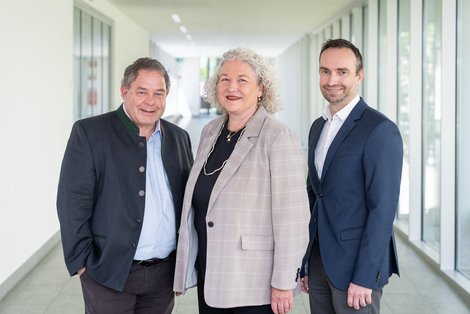 Die Kollegiale Führung des Pyhrn-Eisenwurzen Klinikums: v.l.n.r. Kaufmännischer Direktor Mag. Heinz Kosma, Pflegedirektorin DGKPin Walpurga Auinger, Ärztlicher Direktor Dr. Michael Hubich, MBA