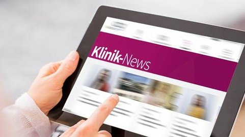 Klinik-News werden auf einem Tablet angeschaut