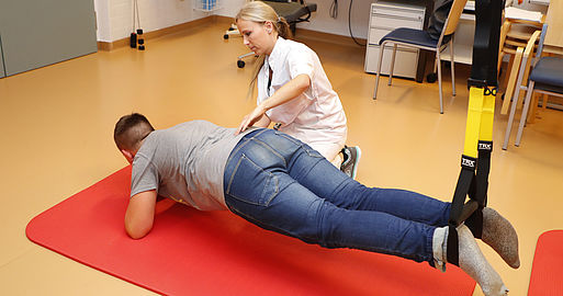 Therapeutin mit Patient bei der Physiotherapie