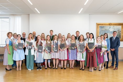 Gruppenfoto: Die AbsolventInnen der Schule für Gesundheits- und Krankenpflege Bad Ischl mit ihren GratulantInnen