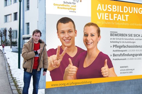 Auszubildender vor Plakatwand