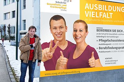 Auszubildender vor Plakatwand