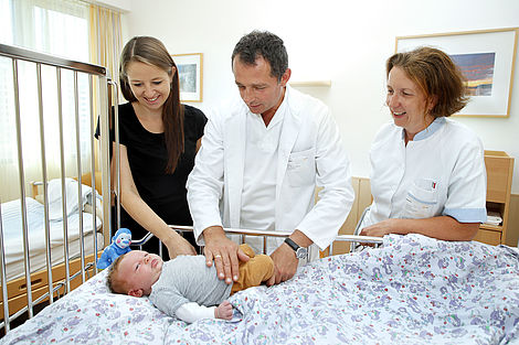 Arzt untersucht ein Baby 