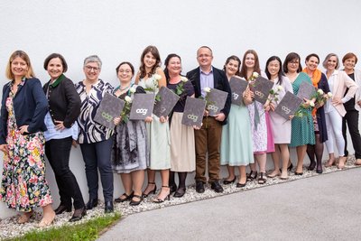Die AbsolventInnen der Fach-Sozialbetreuung Schwerpunkt Altenarbeit an der Schule für Sozialberufe am Pyhrn-Eisenwurzen Klinikum Kirchdorf mit ihren Gratulantinnen. 