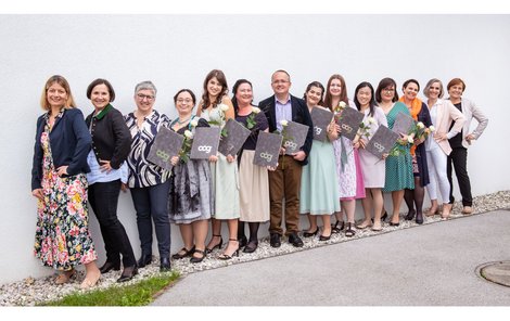 Die AbsolventInnen der Fach-Sozialbetreuung Schwerpunkt Altenarbeit an der Schule für Sozialberufe am Pyhrn-Eisenwurzen Klinikum Kirchdorf mit ihren Gratulantinnen. 