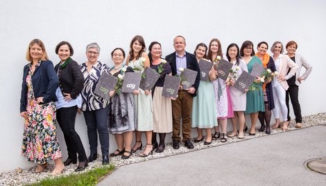 Die AbsolventInnen der Fach-Sozialbetreuung Schwerpunkt Altenarbeit an der Schule für Sozialberufe am Pyhrn-Eisenwurzen Klinikum Kirchdorf mit ihren Gratulantinnen. 