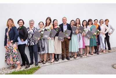 Die AbsolventInnen der Fach-Sozialbetreuung Schwerpunkt Altenarbeit an der Schule für Sozialberufe am Pyhrn-Eisenwurzen Klinikum Kirchdorf mit ihren Gratulantinnen. 