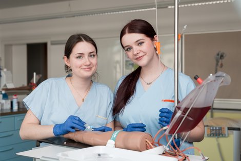 Zwei Auszubildende mit medizinischem Zubehör