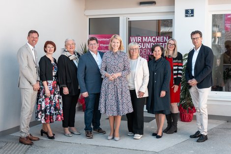 Mehrere Auszubildende sitzen in einer der neu ausgestatteten Besprechungsecken beisammen.