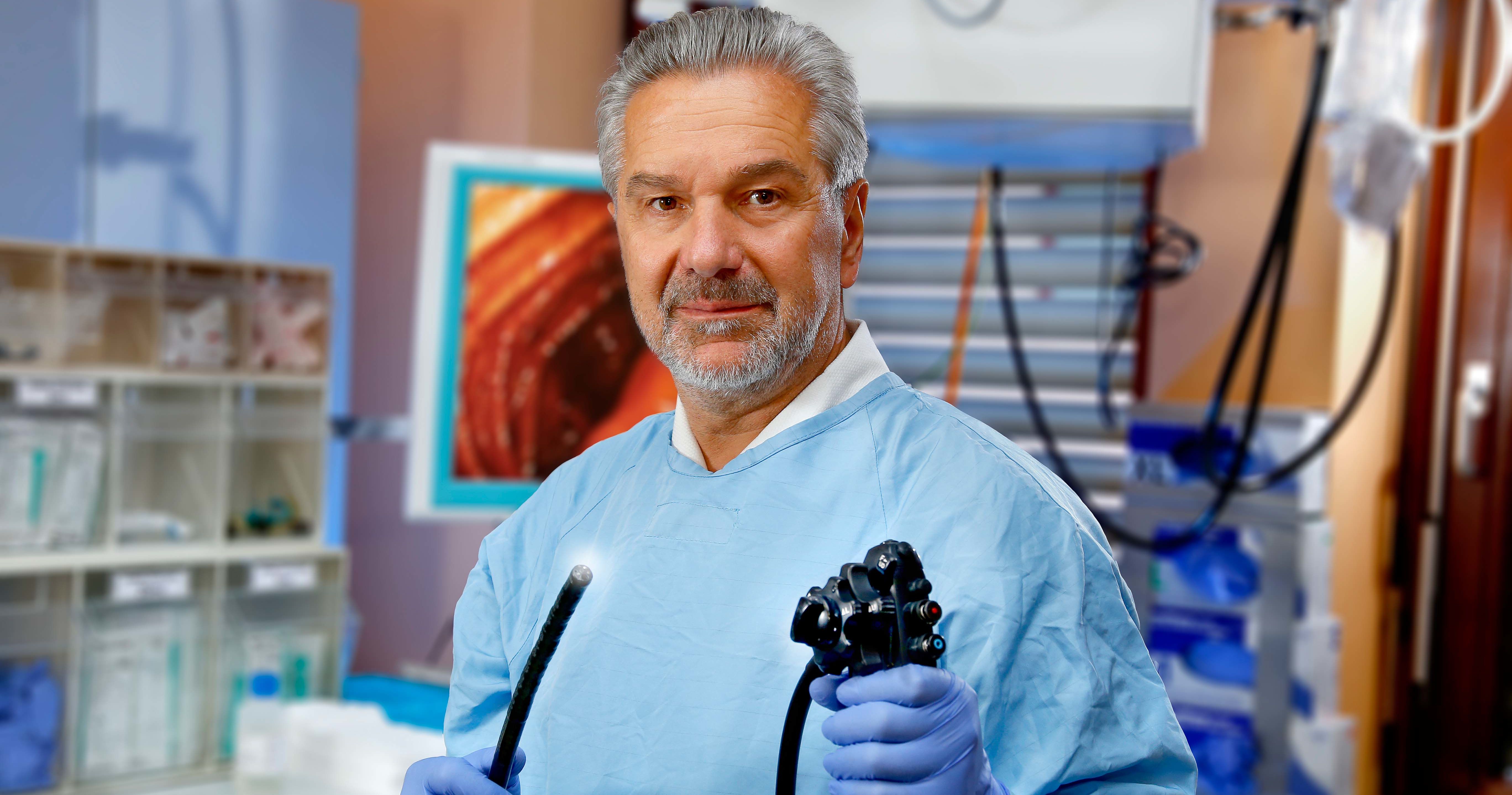 Arzt mit Endoskop in der Hand