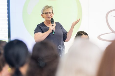 Hildegard Nachum beantwortet Fragen