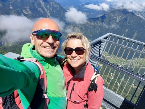 Markus Reiter bei einer Wanderung mit seiner Frau