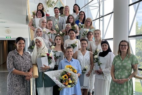 Die OR-AbsolventInnen der Schule für medizinische Assistenzberufe am Kepler Universitätsklinikum mit ihren Gratulantinnen.