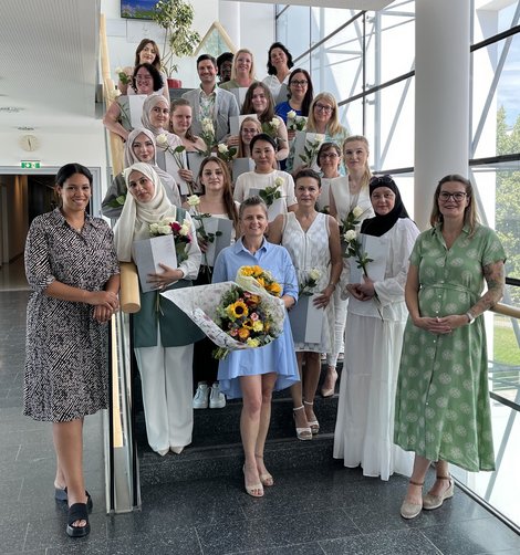Die OR-AbsolventInnen der Schule für medizinische Assistenzberufe am Kepler Universitätsklinikum mit ihren Gratulantinnen.