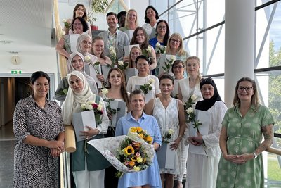 Die OR-AbsolventInnen der Schule für medizinische Assistenzberufe am Kepler Universitätsklinikum mit ihren Gratulantinnen.