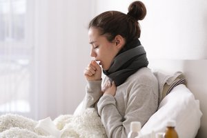 Frau mit Erkältungssymptomen