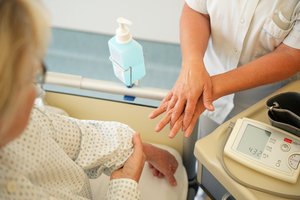 Händedesinfektion vor dem Kontakt mit PatientInnen