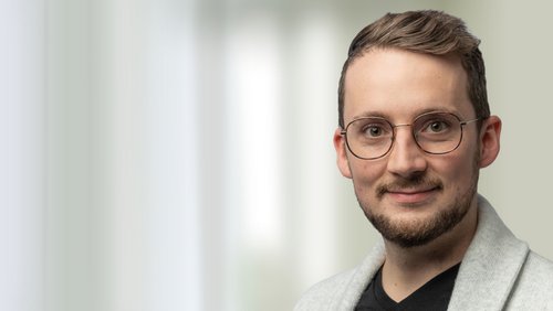 Portraitbild Alexander Schmid