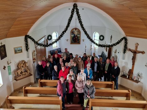 Ehrenamtliche beim Gruppenausflug in einer Kirche