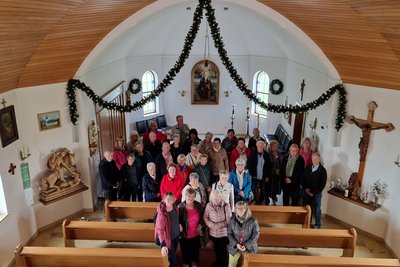 Ehrenamtliche beim Gruppenausflug in einer Kirche