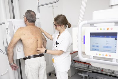 In den Kliniken der Oberösterreichischen Gesundheitsholding werden künftig bei Röntgen- und CT-Untersuchungen keine Strahlenschutzmittel (z.B. Bleischürzen) mehr verwendet. Dies wird österreichweit so umgesetzt, basierend auf den europäischen Empfehlungen. 
