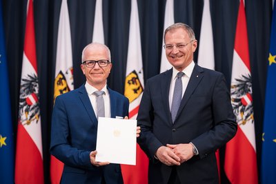 Prim. Priv.-Doz. Dr. Achim von Goedecke, MSc mit Urkunde in den Händen, rechts daneben LH Mag. Thomas Stelzer