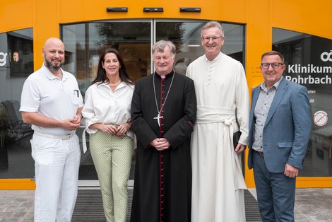 Gruppenfoto vor dem Klinikum