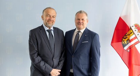 Lukas und Königswieser neben der Oberösterreich-Flagge