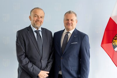 Lukas und Königswieser neben der Oberösterreich-Flagge