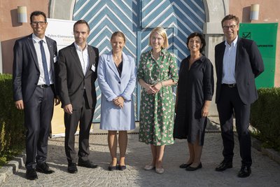 Gruppenfoto Prim. Dr. Thomas Mark – Organisator und Leiter der Abteilung für Innere Medizin am PEK Kirchdorf; Dr. Michael Hubich, MBA – Ärztlicher Direktor PEK Kirchdorf; Prim.a Dr.in Silvia Dobler – Organisatorin und Leiterin der Abteilung für Anästhesie und Intensivmedizin am PEK Kirchdorf; Mag.a Christine Haberlander – LH Stv.in und Gesundheitslandesrätin; DGKP Eva-Maria Gerdsmann, MSc; Stellvertretende Pflegedirektorin am PEK Kirchdorf; Mag. Dr. Franz Harnoncourt – Vorsitzender der Geschäftsführung der OÖG