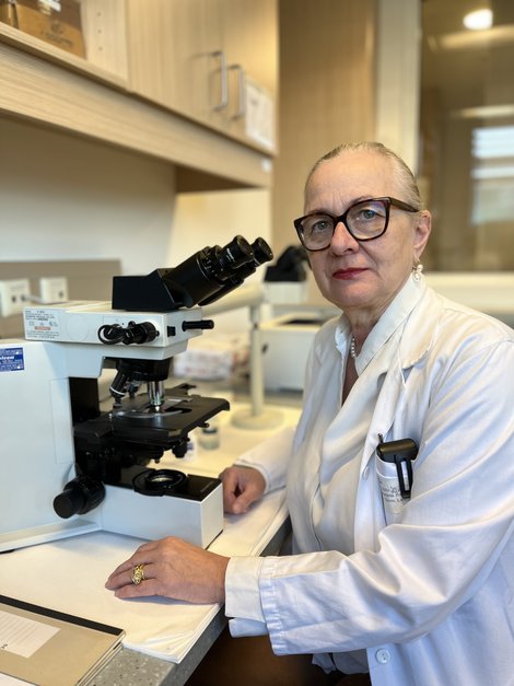 Prof.in Baumann vor Mikroskop