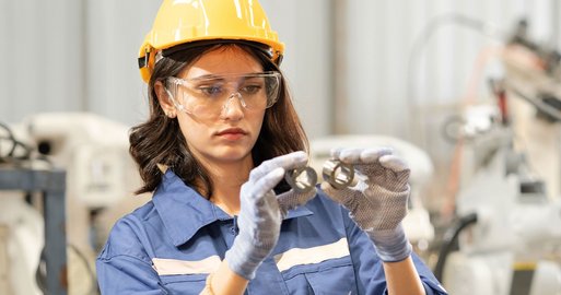 Auszubildende Metalltechnik mit 2 Metallrohr-Stücken