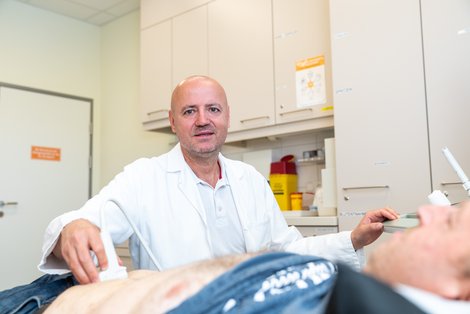 Prim. Dr. Gernot Köhler untersucht einen Patienten