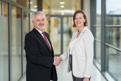 Handschake zwischen Prim. Fritsch und Dr. Etzlstorfer