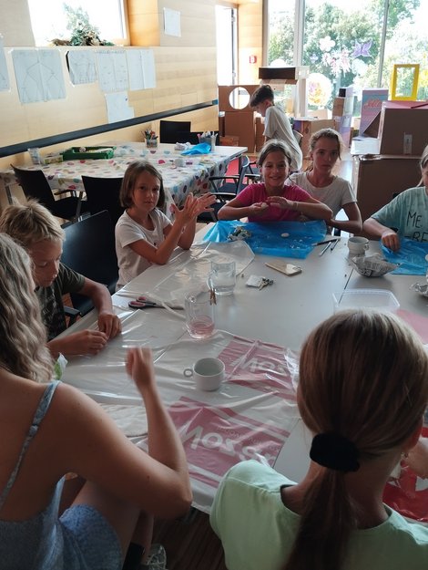Kinder beim Basteln