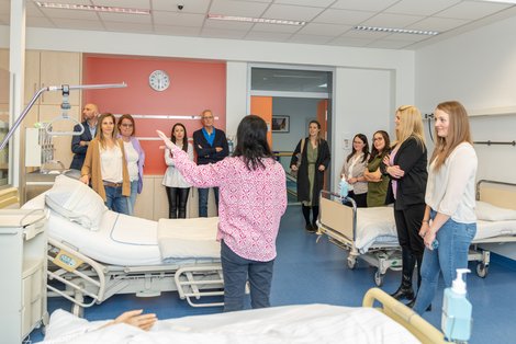 AbsolventInnen schauen sich Ausbildungsräume an