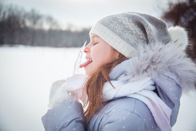 Kind mit Eiszapfen