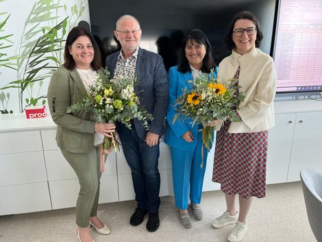 Gruppenbild vier PflegedirektorInnen, Damen halten Blumensträuße in den Händen