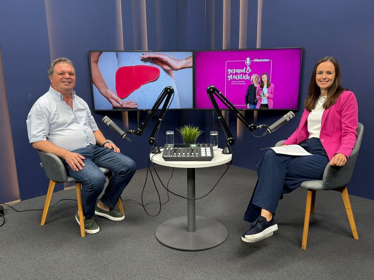 Prim. Bamberger im Podcast Studio der OÖ Nachrichten mit Moderatorin Elisabeth Eidenberger