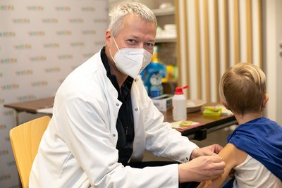 Prim. Dieter Furthner empfiehlt die COVID-Impfung bei Kindern