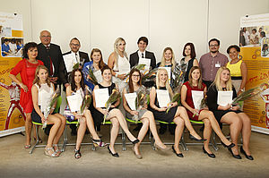 Gruppenfoto der Absolventen und Absolventinnen mit der Urkunde in der Hand