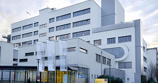 Außenansicht des Klinikum Schärding mit Eingang