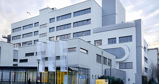 Außenansicht des Klinikum Schärding mit Eingang