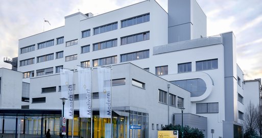 Außenansicht des Klinikum Schärding mit Eingang