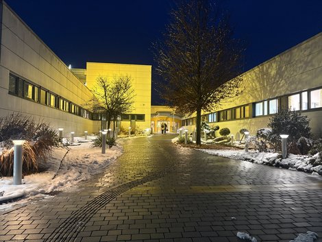 Klinikum von außen orange beleuchtet