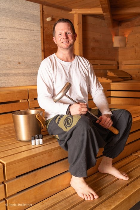 Michael Kerschhofer bei seinem Hobby als Saunameister in einer Sauna mit Aufgusskelle.