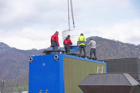 Kran hebt Kältemaschine aufs Dach