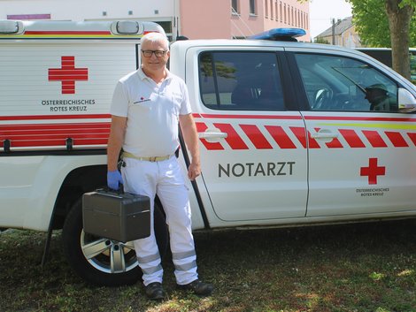 ÄD Meindl vor dem Notarztwagen