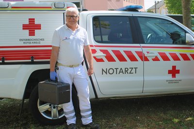 ÄD Meindl vor dem Notarztwagen