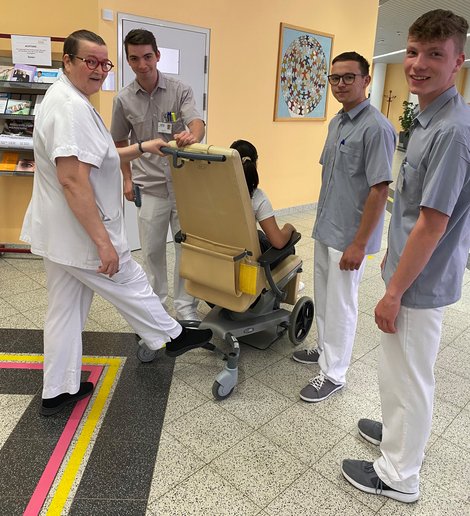 Susanne Massow mit Zivildienern im Klinikum